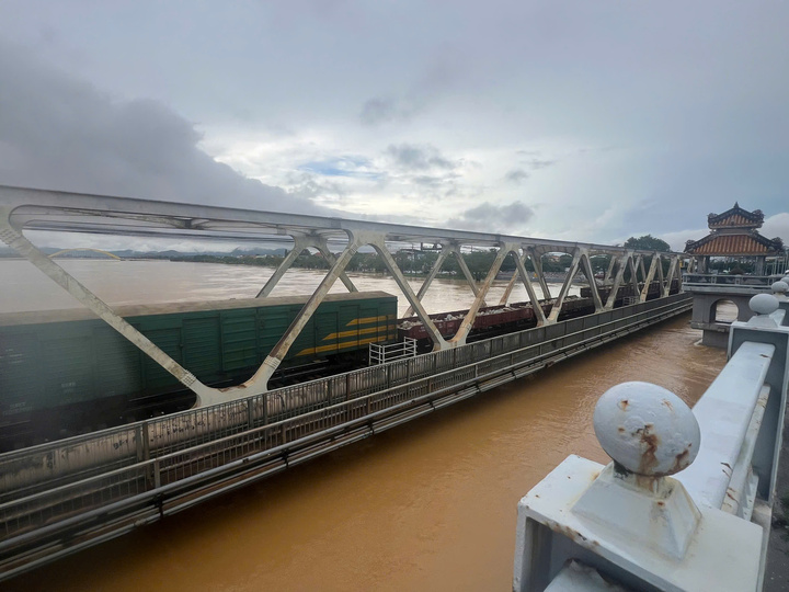 Đường sắt điều hàng loạt tàu trấn giữ cầu Bạch Hổ, Dã Viên ở Huế - Ảnh 1