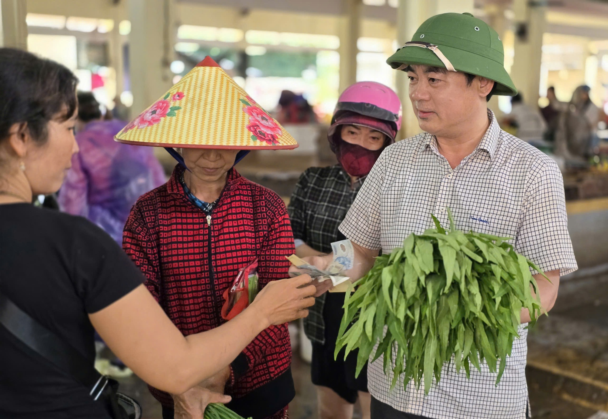 Ra chợ thấy giá rau tăng chóng mặt, Bí thư Tỉnh uỷ Khánh Hoà chỉ đạo nóng - Ảnh 2