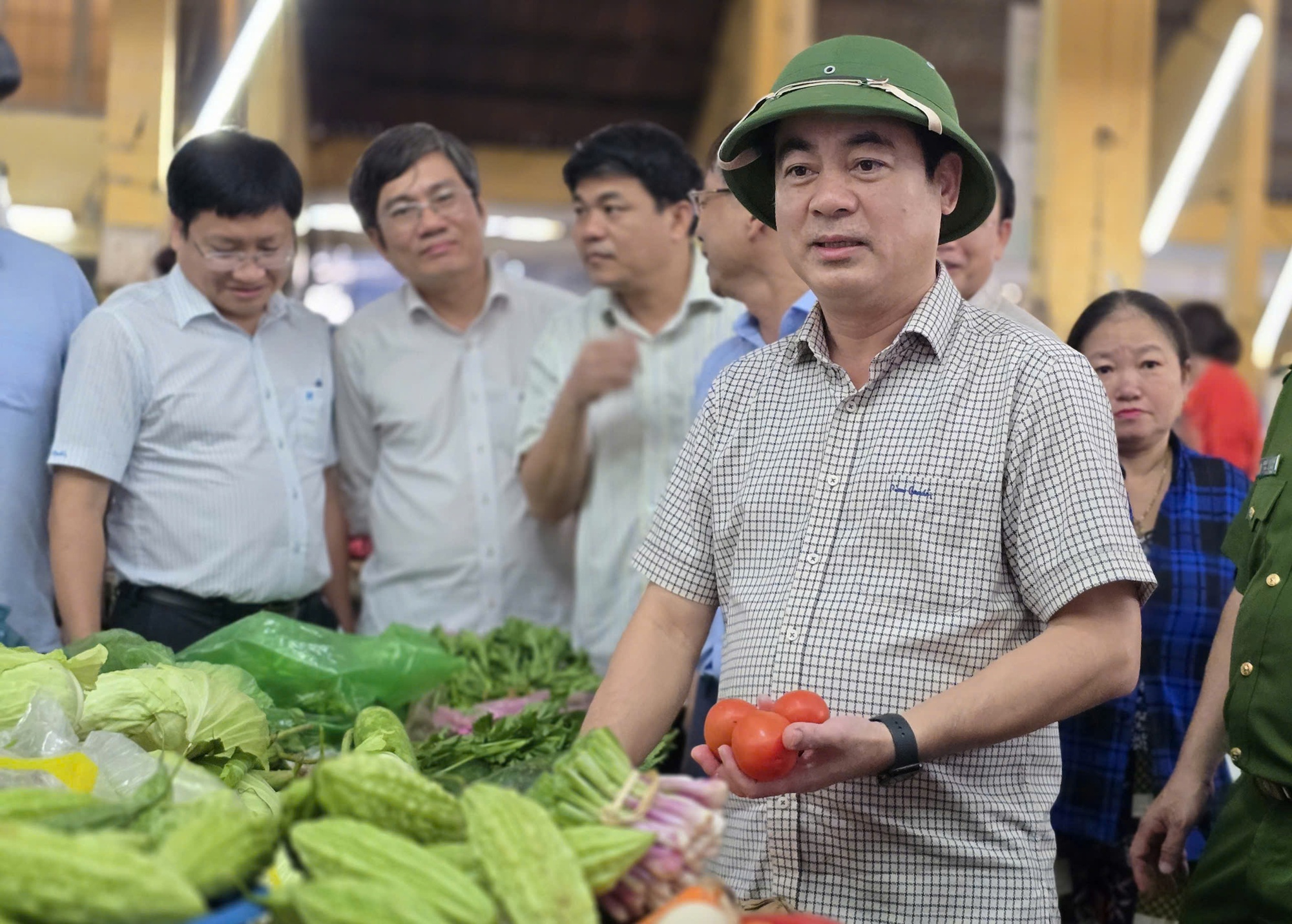 Ra chợ thấy giá rau tăng chóng mặt, Bí thư Tỉnh uỷ Khánh Hoà chỉ đạo nóng - Ảnh 1