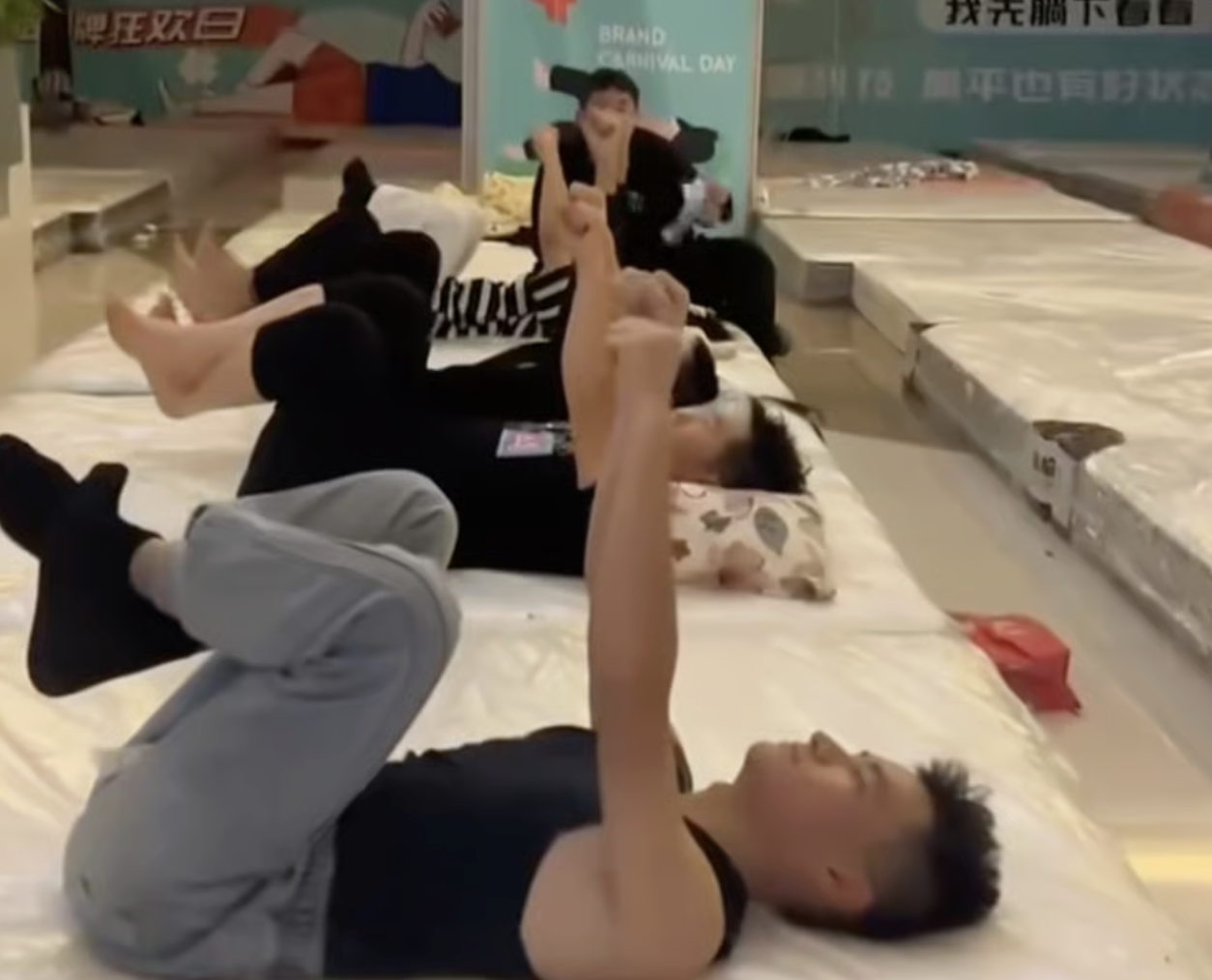 Nằm một chỗ hơn 33 giờ, chàng trai trẻ ẵm giải vô địch: Trung Quốc bùng nổ trào lưu ‘nằm phẳng’ điên rồ - Ảnh 1