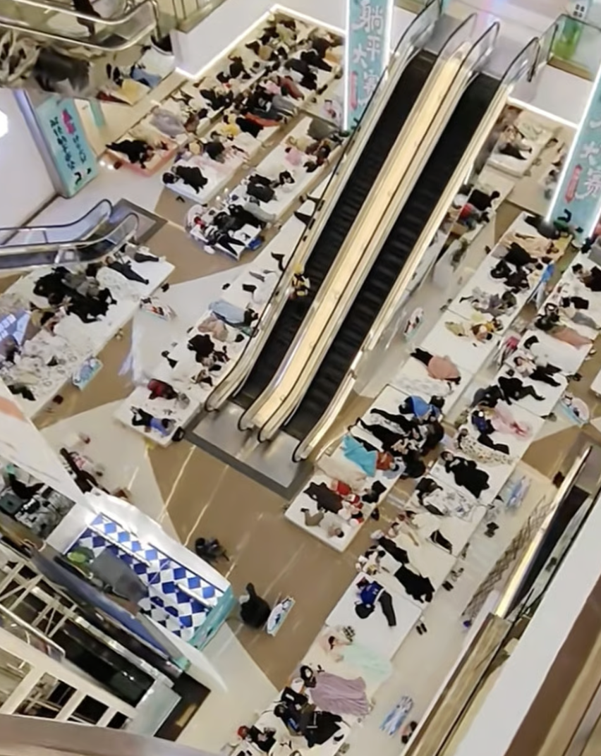 Nằm một chỗ hơn 33 giờ, chàng trai trẻ ẵm giải vô địch: Trung Quốc bùng nổ trào lưu ‘nằm phẳng’ điên rồ - Ảnh 2