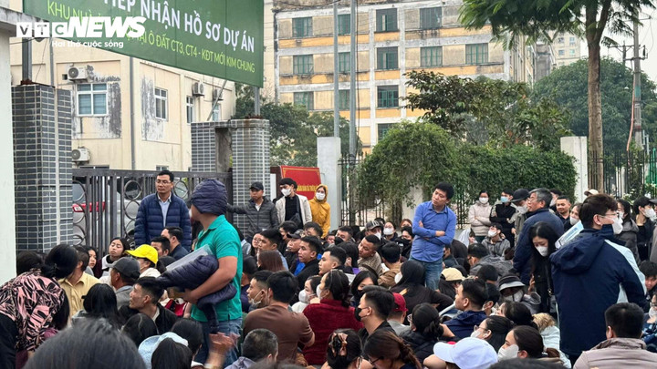 Vật vã thức xuyên đêm chờ nộp hồ sơ mua nhà xã hội ở Hà Nội - Ảnh 1