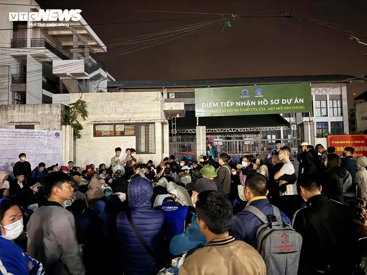 Vật vã thức xuyên đêm chờ nộp hồ sơ mua nhà xã hội ở Hà Nội - Ảnh 2