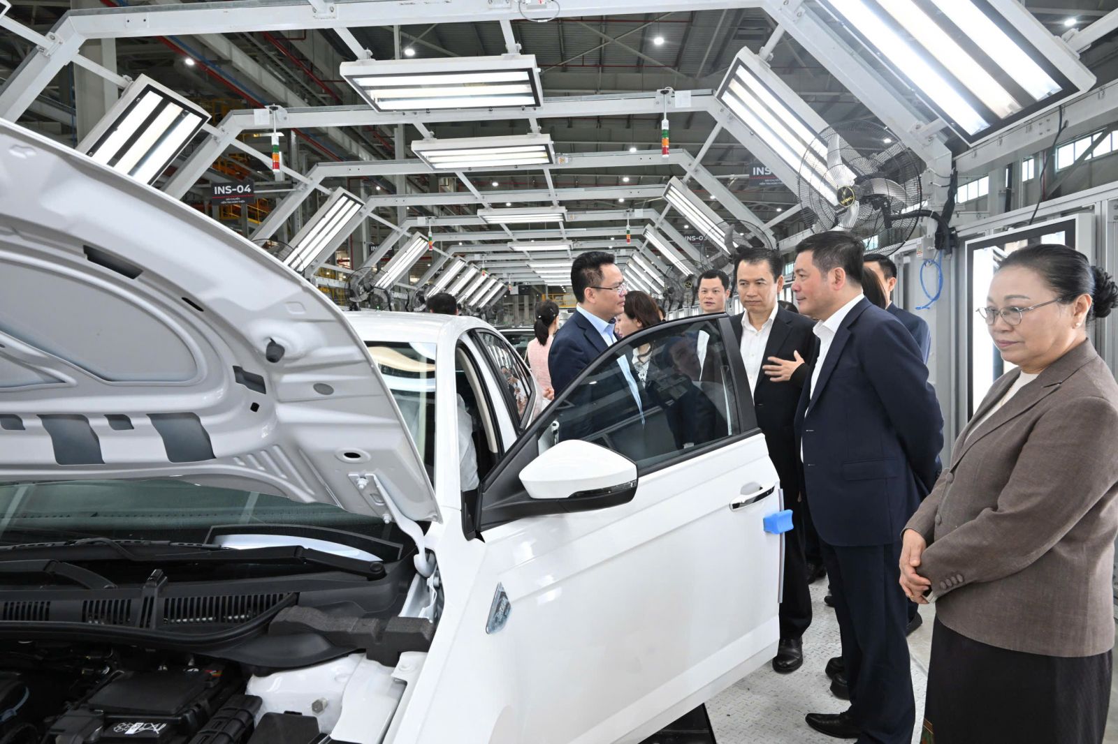 Đón Bộ trưởng Lào, nhà máy ô tô công suất 120.000 xe/năm tuyên bố lấn sân sang xe điện và muốn xuất khẩu sang Lào - Ảnh 1