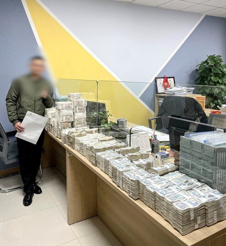 Khách mang 252 triệu đồng tiền lẻ mua xe, đại lý phải huy động 3 người khiêng - Ảnh 1