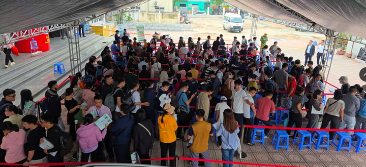 Hàng trăm khách thức đêm chờ mua NƠXH, chủ đầu tư bất ngờ đổi 'chiến thuật' - Ảnh 1