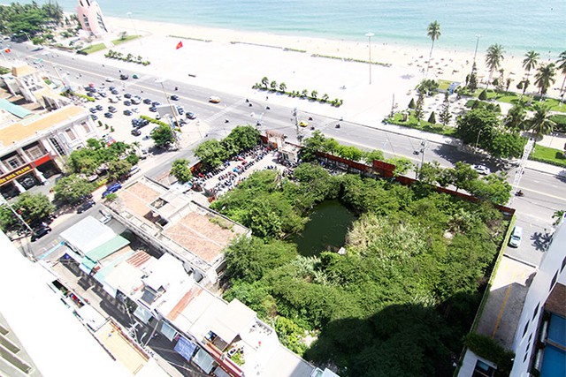 Khánh Hòa chuẩn bị đấu giá 'đất vàng' 48 - 48A đường Trần Phú sau nhiều năm bỏ hoang - Ảnh 1