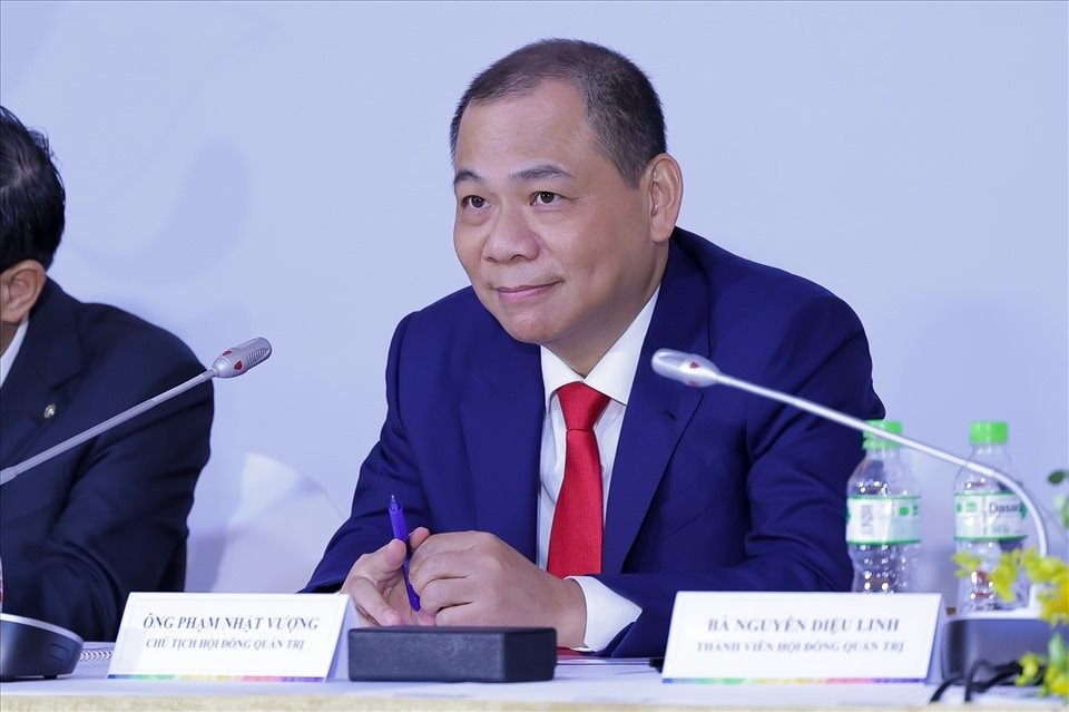 Tỷ phú Phạm Nhật Vượng vừa lập kỷ lục mới chưa từng có ở Việt Nam trong "ngày đỏ lửa" - Ảnh 1