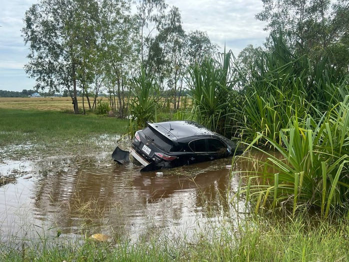 Phạm nhân chĩa súng bỏ trốn ngay trước tòa án ở Campuchia - Ảnh 5