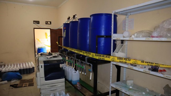 Đột kích một cơ sở in lụa, công an bất ngờ tóm gọn đường dây sản xuất nước giặt giả, tịch thu hàng trăm can nhựa chứa hóa chất cùng máy trộn công nghiệp - Ảnh 1