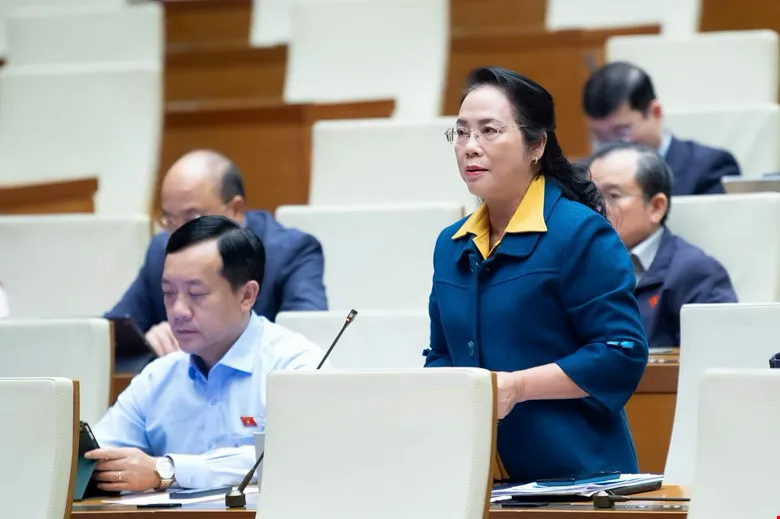 “Không thể nói tiết kiệm mà xếp hàng từ 3 giờ sáng để mua vàng” - Ảnh 1