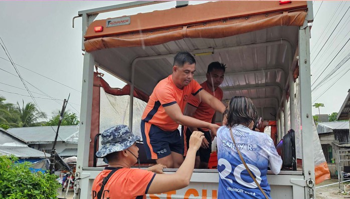 Philippines sơ tán hàng chục ngàn người để tránh bão - Ảnh 1