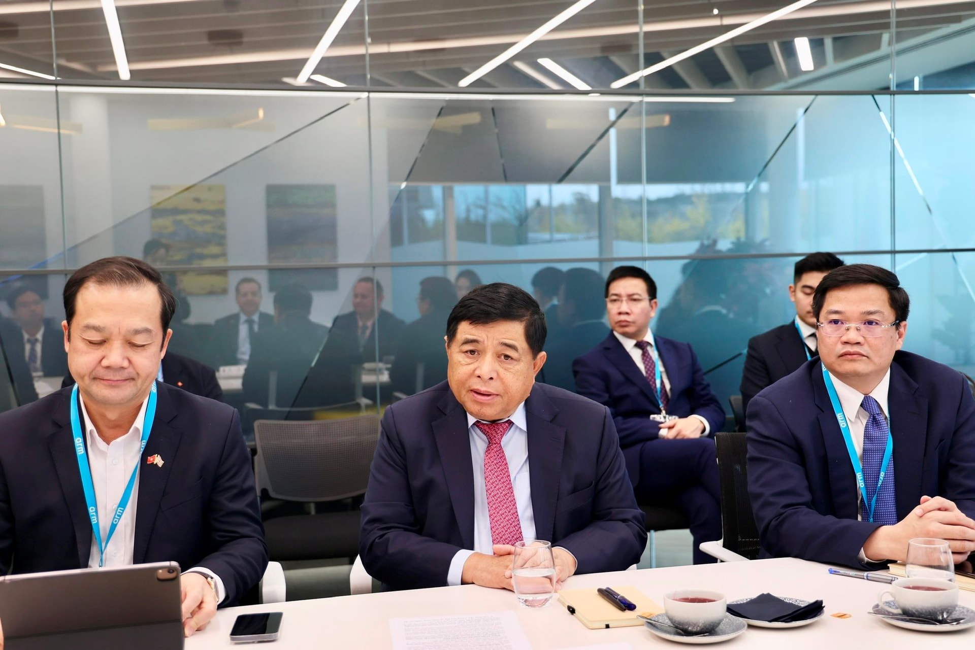 Gặp lãnh đạo DN cung cấp hàng cho Apple, Samsung, Nvidia..., Phó Thủ tướng đề nghị mở trung tâm tại HN - Ảnh 1