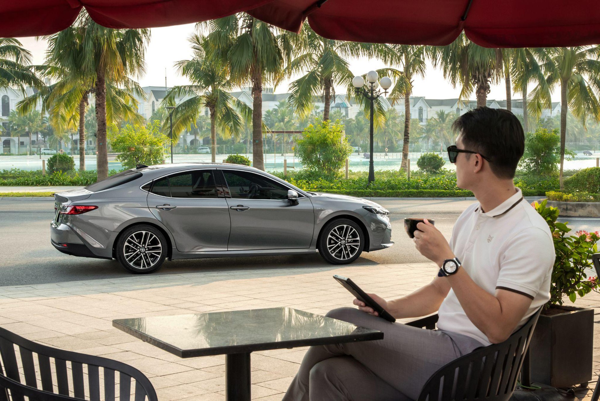 Ưu đãi 100% thuế trước bạ, Camry khuấy đảo sân chơi sedan tháng 11 - Ảnh 1