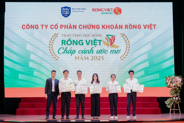 Chứng khoán Rồng Việt trao nửa tỷ đồng học bổng cho sinh viên 12 trường đại học - Ảnh 1