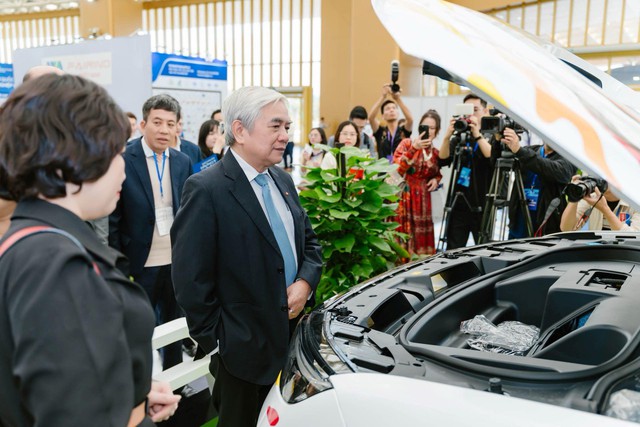 Có gì hấp dẫn tại gian hàng VinFast ở Tuần lễ Công nghiệp và Công nghệ Việt Nam 2025? - Ảnh 1