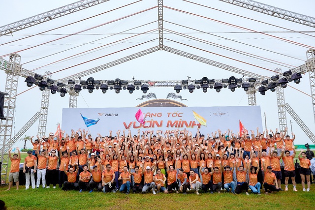 Văn Phú được vinh danh Top 100 nơi làm việc tốt nhất Việt Nam 2025 - Ảnh 1