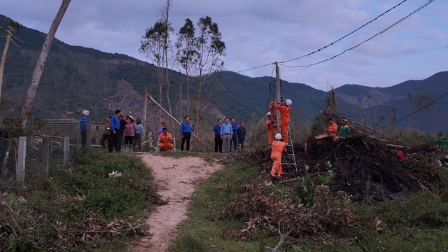 EVNGENCO3 triển khai hỗ trợ khẩn cấp tại miền Trung sau bão số 13 - Ảnh 1