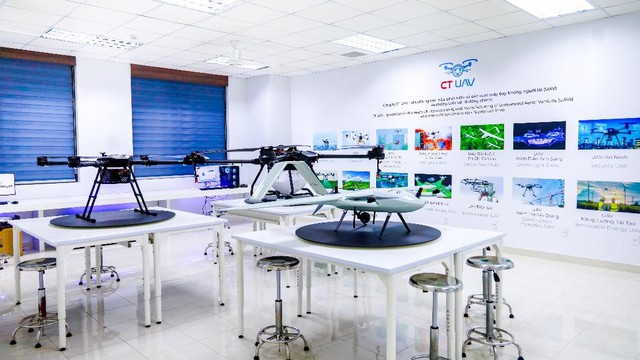 Bất ngờ BĐSCL có lab uav kết hợp robot nông nghiệp đúng ngày 20.11 - Ảnh 1