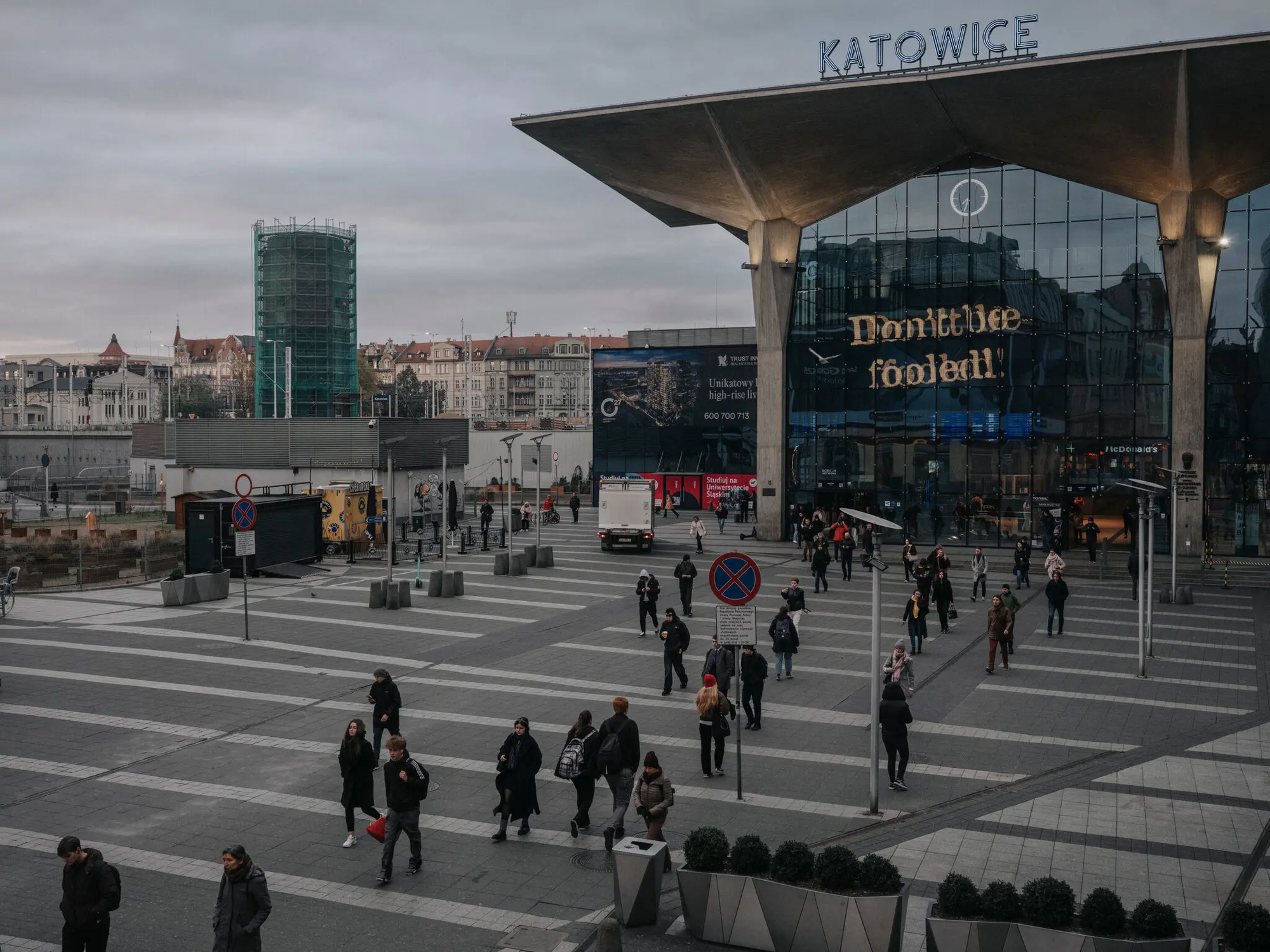 Vươn lên từ ‘đổ nát’ và lạm phát 900%, nền kinh tế nghìn tỷ USD của EU đối mặt thách thức mới sau hơn 3 thập kỷ - Ảnh 2