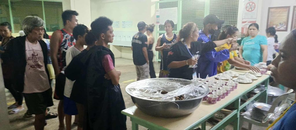 Siêu bão Fung Wong giật 230 km/giờ đổ bộ Philippines, đã có người thiệt mạng - Ảnh 1