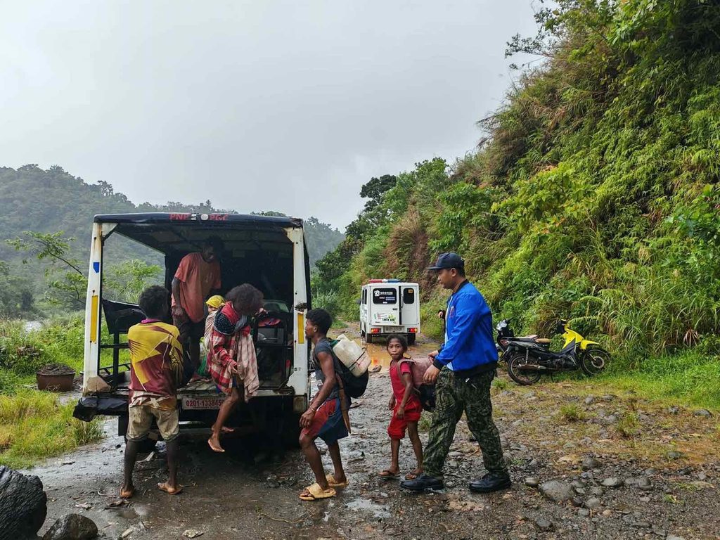 Siêu bão Fung Wong giật 230 km/giờ đổ bộ Philippines, đã có người thiệt mạng - Ảnh 3