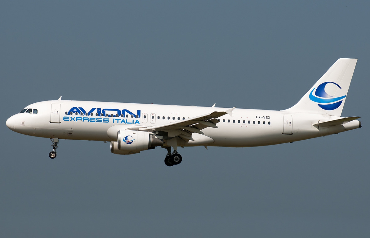 Không có bằng cơ trưởng dám lái máy bay chở hàng trăm hành khách khắp châu Âu? - Ảnh 1