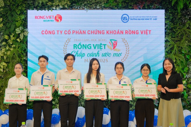 Chứng khoán Rồng Việt trao nửa tỷ đồng học bổng cho sinh viên 12 trường đại học - Ảnh 2