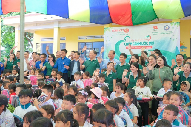 Chứng khoán Rồng Việt trao nửa tỷ đồng học bổng cho sinh viên 12 trường đại học - Ảnh 4