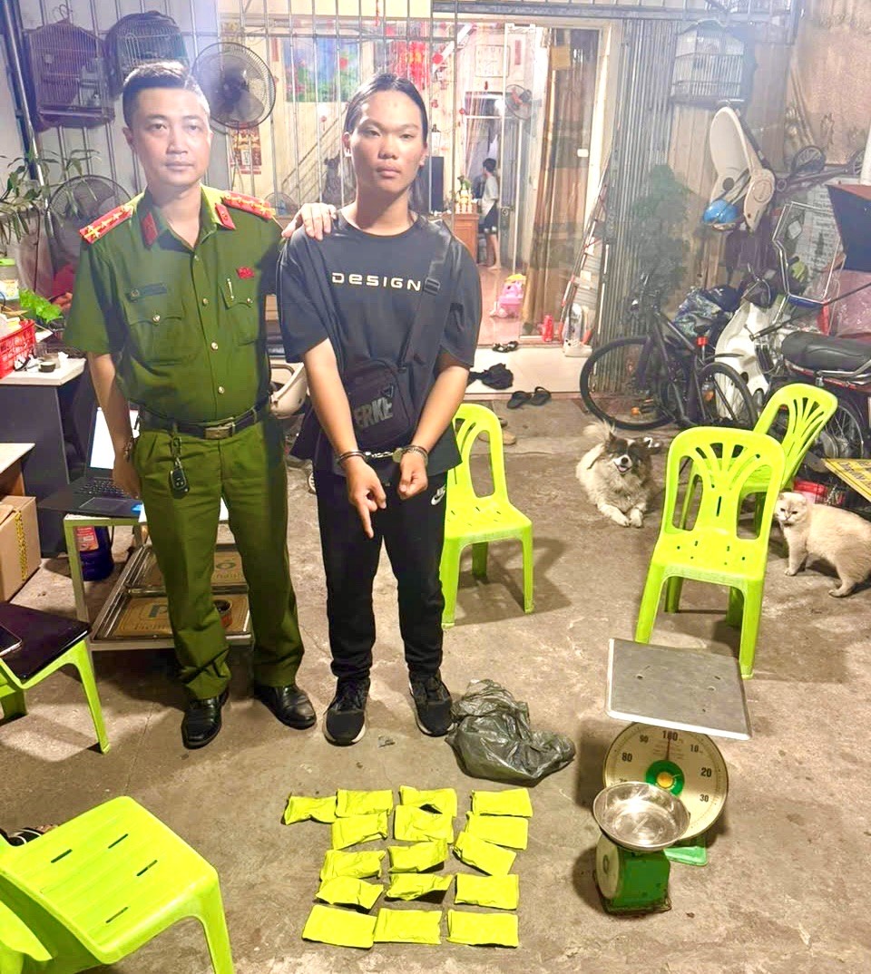 Cất giấu 20 kg bạc dưới đế giày vận chuyển qua biên giới - Ảnh 1