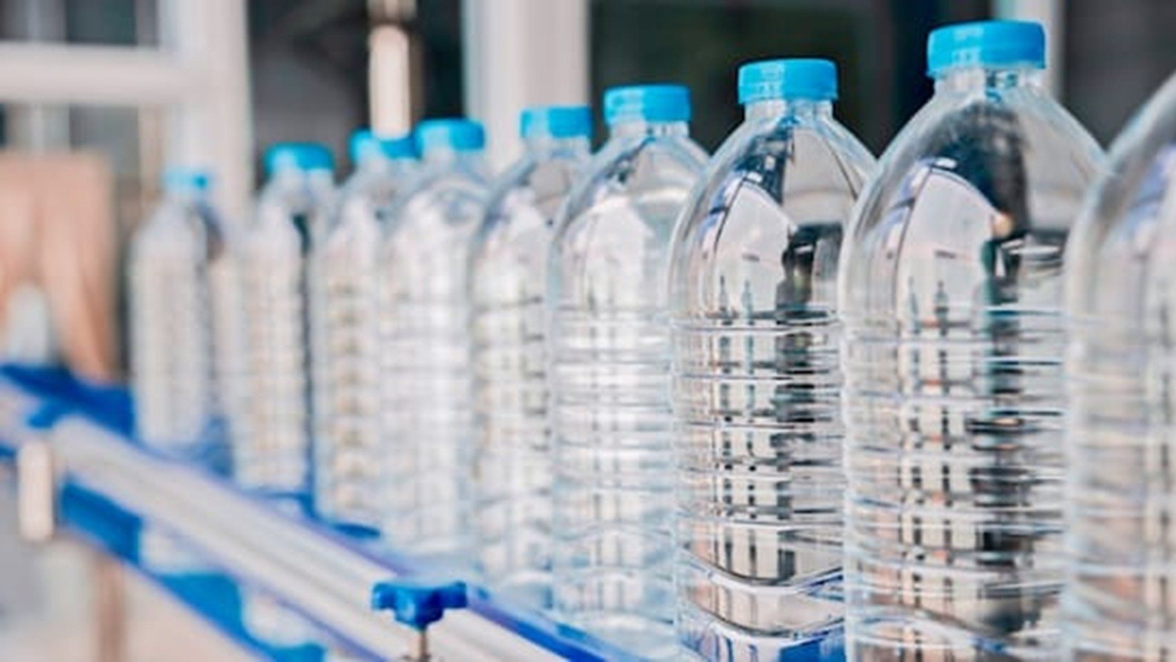 Đột kích một nhà kho, công an triệt phá đường dây sản xuất nước lọc giả quy mô lớn - chủ sở hữu là con trai Cựu Chủ tịch Hội đồng thành phố - Ảnh 1