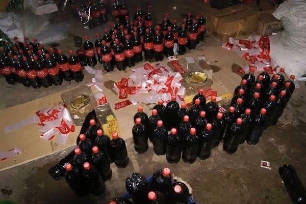 Đột kích một nhà máy ở Pakistan, công an triệt phá đường dây sản xuất nước ngọt giả, tịch thu hơn 2.000 lít hóa chất cùng lượng lớn chai lọ, máy chiết rót - Ảnh 1