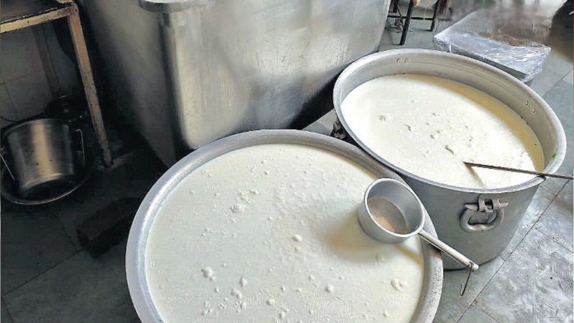 Đột kích một nhà máy lúc 9 giờ tối, công an triệt phá đường dây sản xuất sữa giả từ hóa chất, tịch thu dầu thực vật, sorbitol và máy pha trộn công nghiệp - Ảnh 1