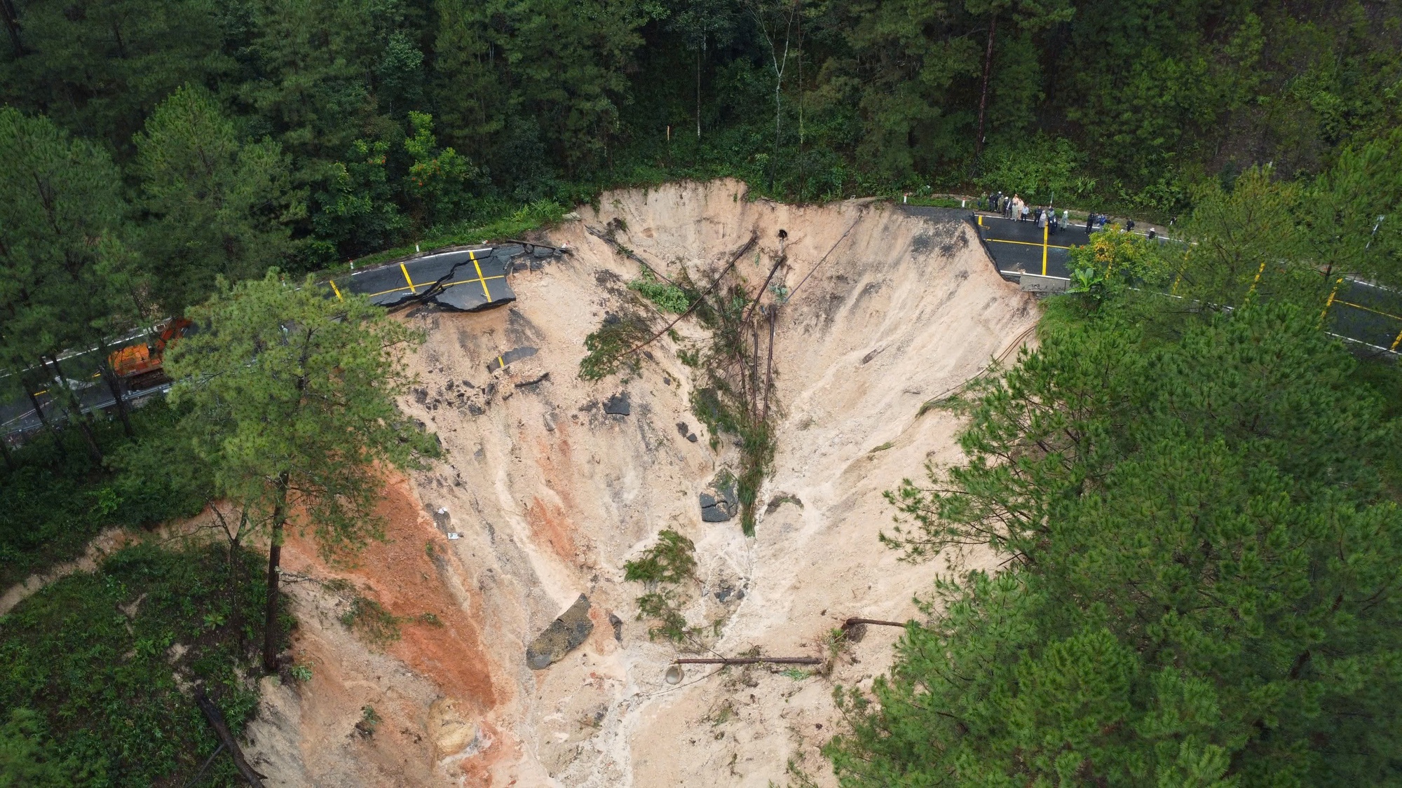 Lâm Đồng khẩn trương khắc phục sạt lở những tuyến đèo huyết mạch - Ảnh 3