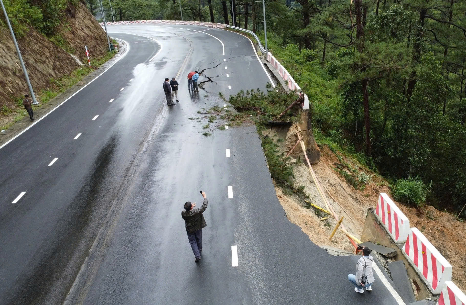 Lâm Đồng khẩn trương khắc phục sạt lở những tuyến đèo huyết mạch - Ảnh 4