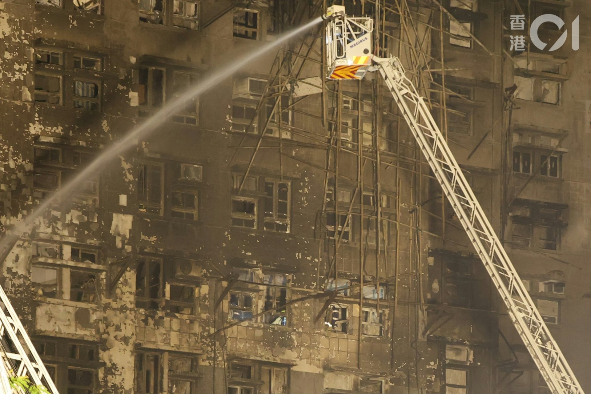 Cận cảnh bên trong căn hộ chỉ còn tro tàn trong chung cư bị cháy ở Hong Kong (Trung Quốc) - Ảnh 4