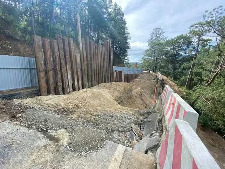 Nổ mìn phá đất đá sạt lở, sớm thông đường lên Đà Lạt - Ảnh 3