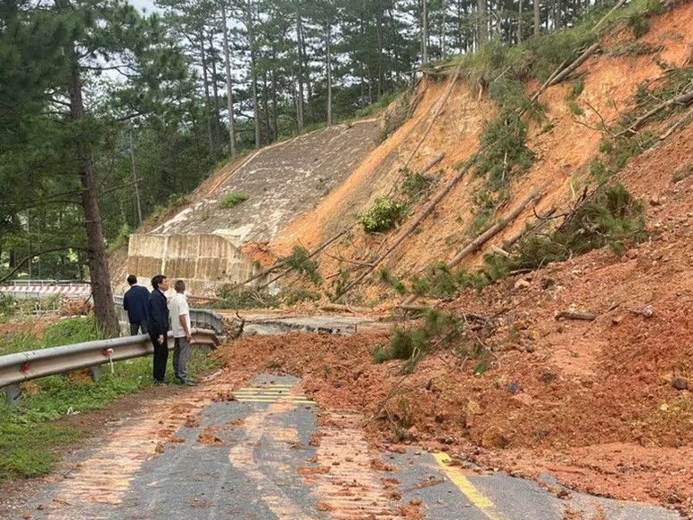 Nổ mìn phá đất đá sạt lở, sớm thông đường lên Đà Lạt - Ảnh 1