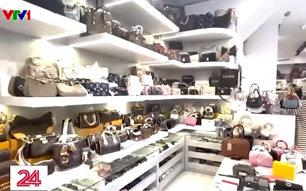 Hà Nội phát hiện hơn 1.600 túi xách giả mạo nhãn hiệu nổi tiếng - Ảnh 1