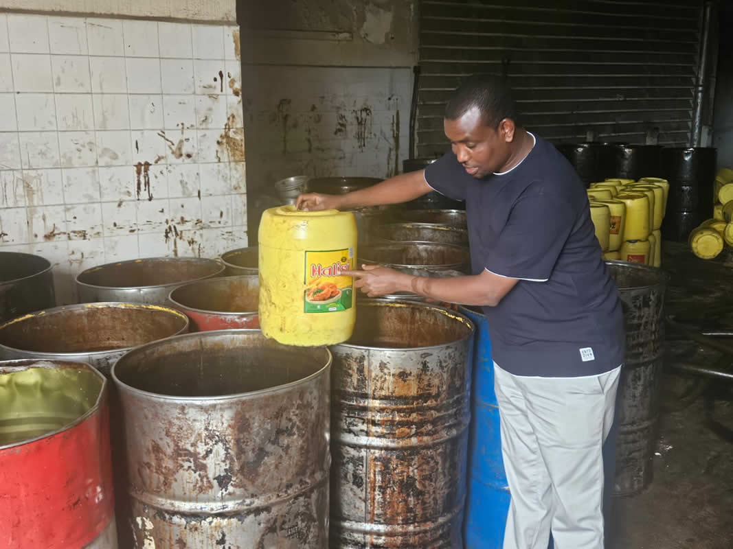 Đột kích một cơ sở, công an triệt phá đường dây sản xuất dầu ăn giả hết hạn, tịch thu nhiều can 20 lít, thùng phuy và bao bì đóng gói tại Kenya - Ảnh 1