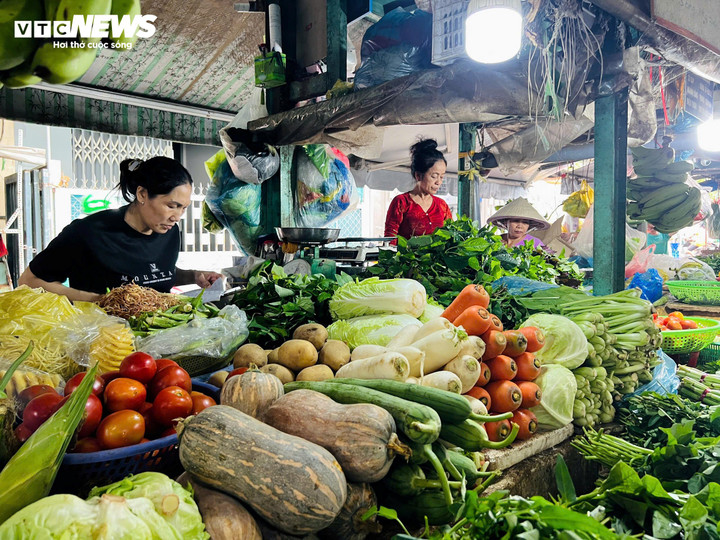 Giá rau xanh tại TP.HCM tăng vọt - Ảnh 1