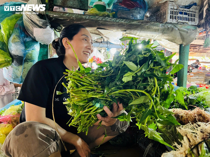 Giá rau xanh tại TP.HCM tăng vọt - Ảnh 2
