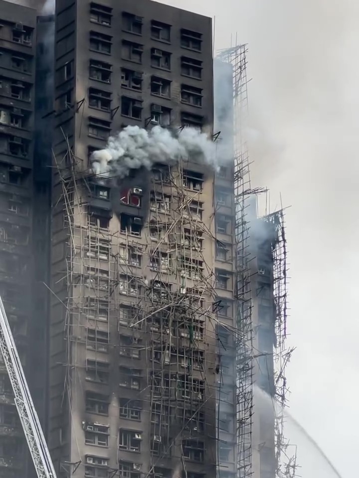 Đau lòng với điều nhìn thấy bên dưới lớp đồ bảo hộ của lính cứu hỏa trong vụ cháy chung cư tồi tệ nhất - Ảnh 1