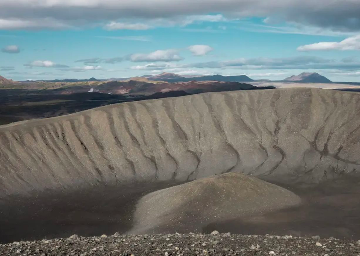 Chưa từng có: Phát hiện 2,2 triệu tấn đất hiếm nằm rải rác xung quanh và bên trong ngọn núi lửa đã tắt, đủ đáp ứng nhu cầu trong 950 năm - Ảnh 1