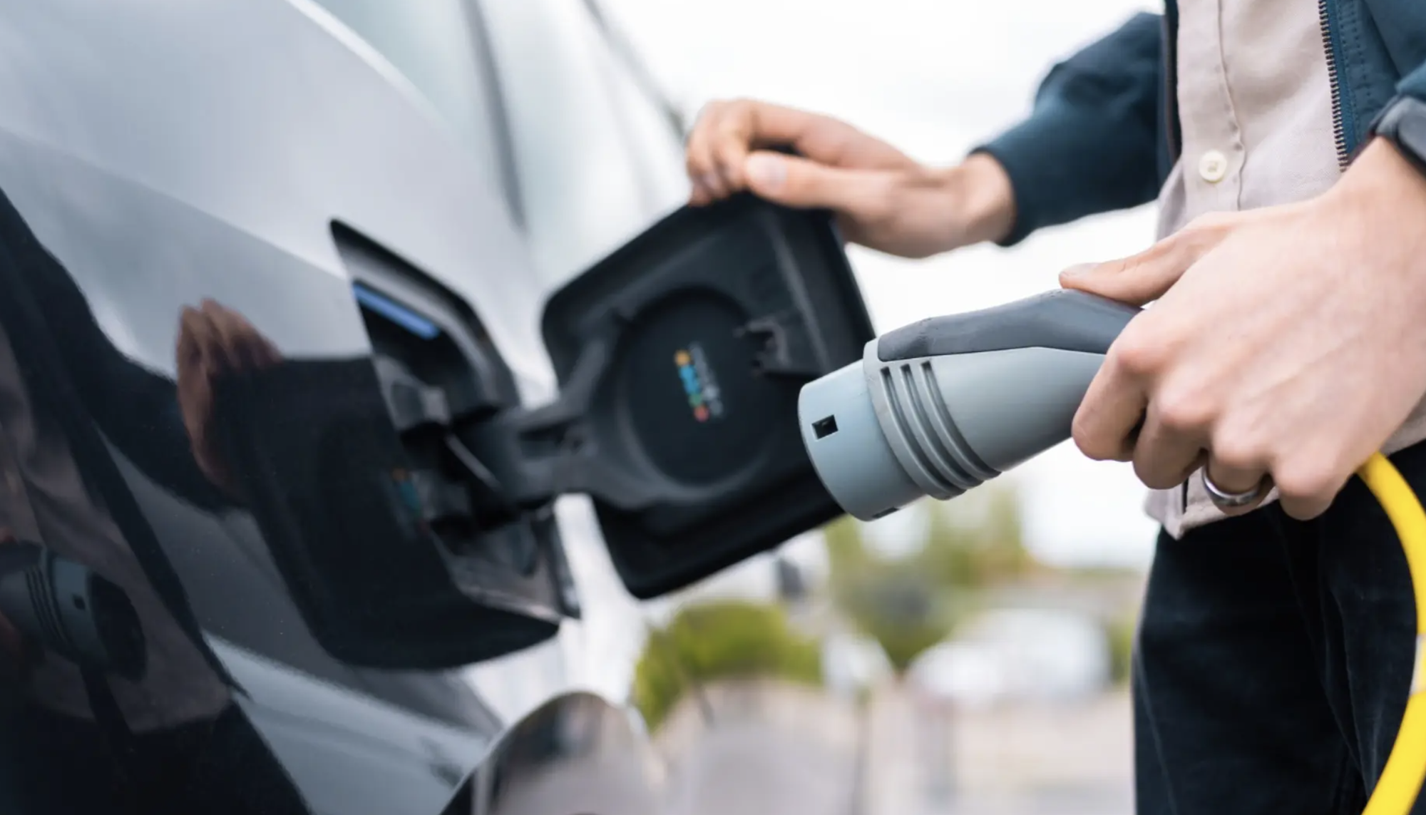 Trung Quốc tung sản phẩm gây chú ý toàn cầu: Pin xe điện bị khoan và đâm bằng đinh vẫn không cháy nổ, chạy 1.300 km với 1 lần sạc - Ảnh 1