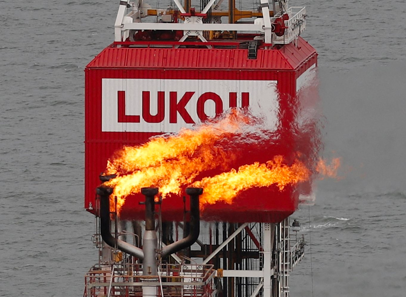 Vừa rao bán 20 tỷ USD tài sản ở nước ngoài, 'ông lớn' dầu khí lớn thứ 2 Nga có ngay khách sộp chỉ sau 3 ngày: Là một nhà tài phiệt đến từ EU, sở hữu 5,4 tỷ USD - Ảnh 1