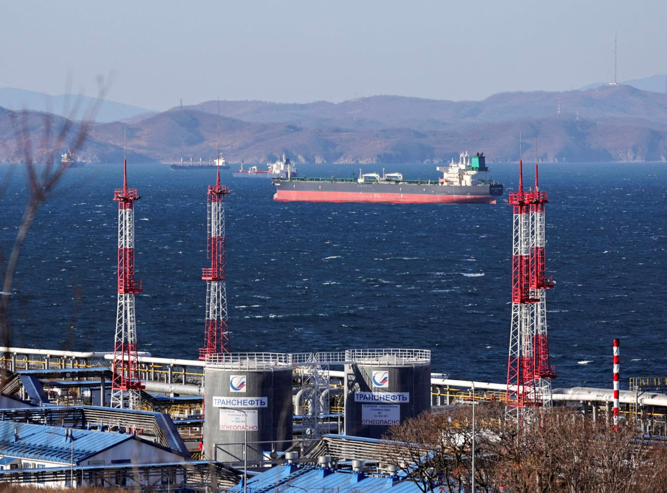 Nga bị 3 khách hàng lớn nhất 'quay lưng', doanh số bán dầu giảm kỷ lục, gần 400 triệu thùng lênh đênh trên biển chưa có ai mua - Ảnh 1