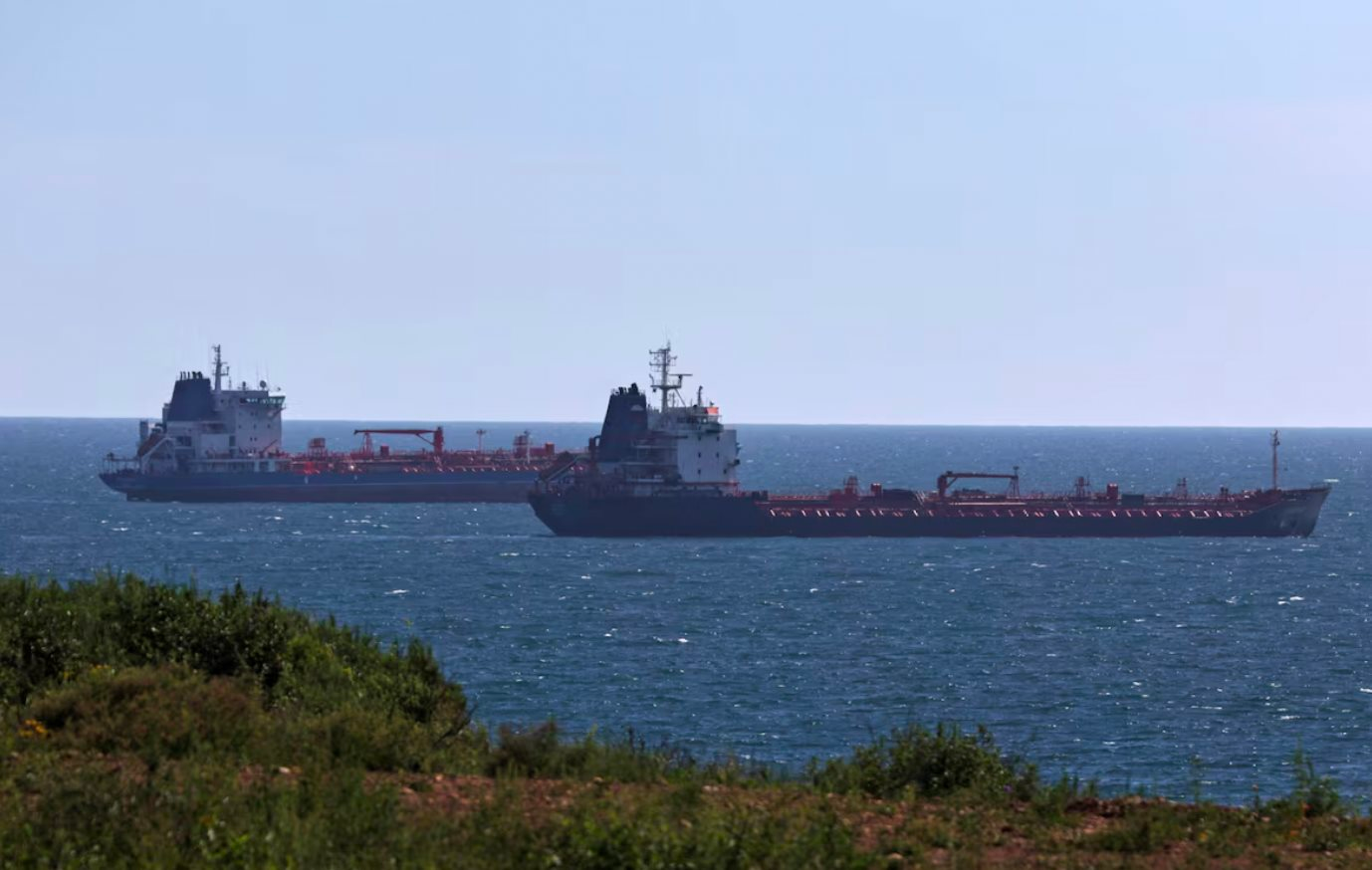 Gần 400 triệu thùng 'trôi dạt' trên biển không có người mua, Nga hạ giá dầu ở mức sâu kỷ lục, chịu áp lực lớn khi 2 tập đoàn lớn bị trừng phạt - Ảnh 1