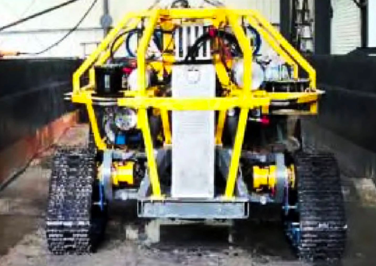 Phát hiện cỗ máy lạ di chuyển bằng dải xích dưới độ sâu 2.000 mét, âm thầm truy vết 7,3 tỷ tấn kho báu kim loại hiếm - Ảnh 1