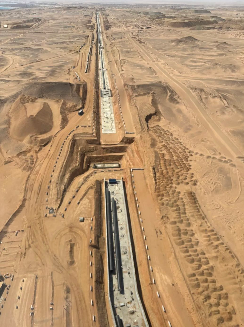 Từng hùng hồn tuyên bố sẽ xây nhà chọc trời nằm ngang cao 500 mét, dài 160 km, một quốc gia nay đã 'vỡ mộng': Thừa nhận chỉ xây được vài km, đang chịu áp lực nợ chồng chất - Ảnh 3